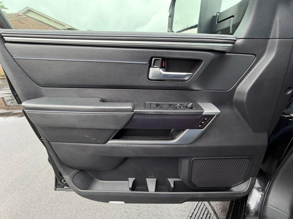 Toyota Tundra Platinum CrewMax 4WD Long Bed Hybrid 2023