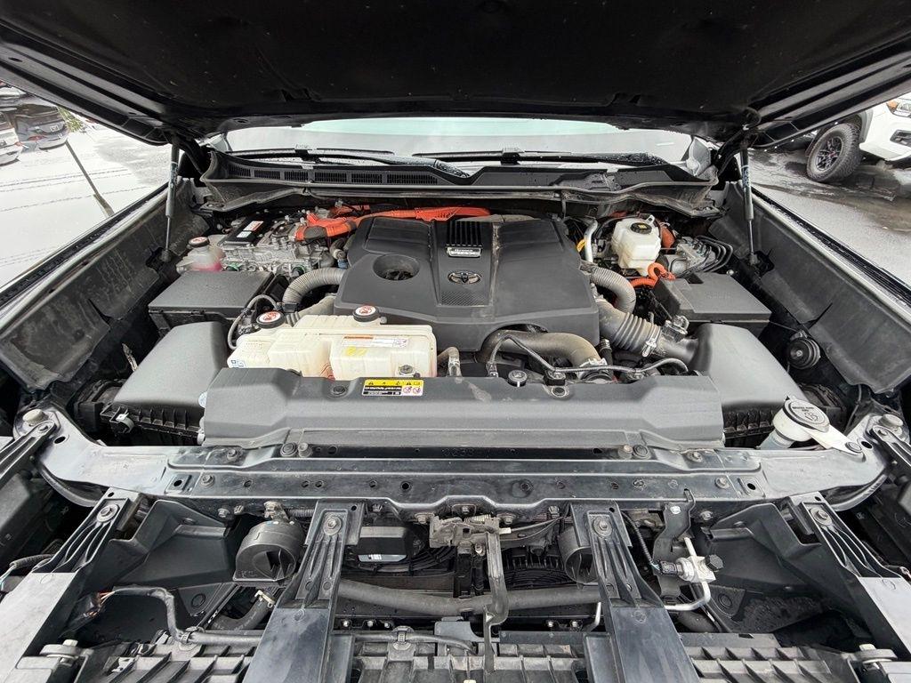 Toyota Tundra Platinum CrewMax 4WD Long Bed Hybrid 2023