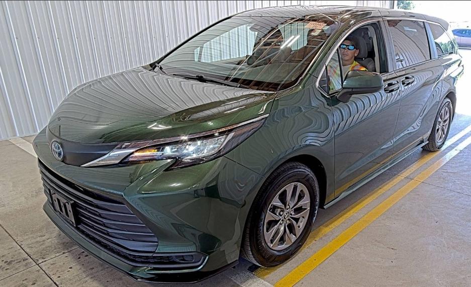 Toyota Sienna LE 8-Passenger 2023