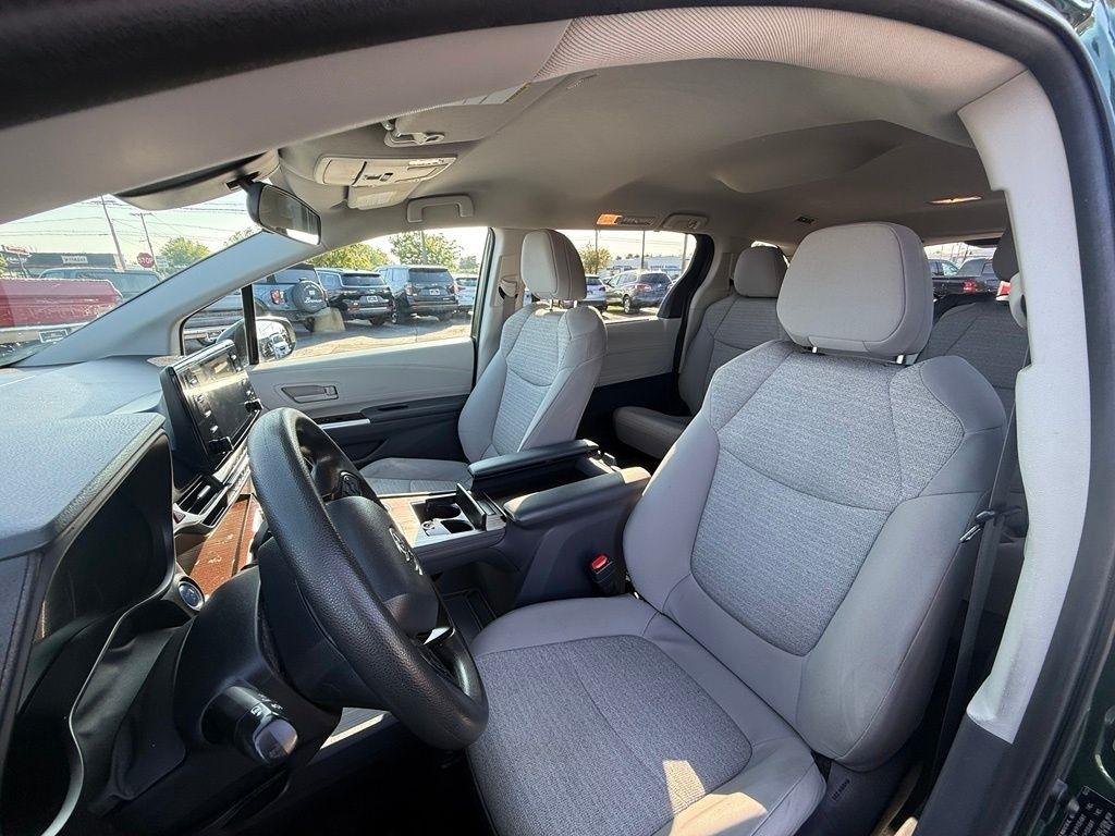 Toyota Sienna LE 8-Passenger 2023