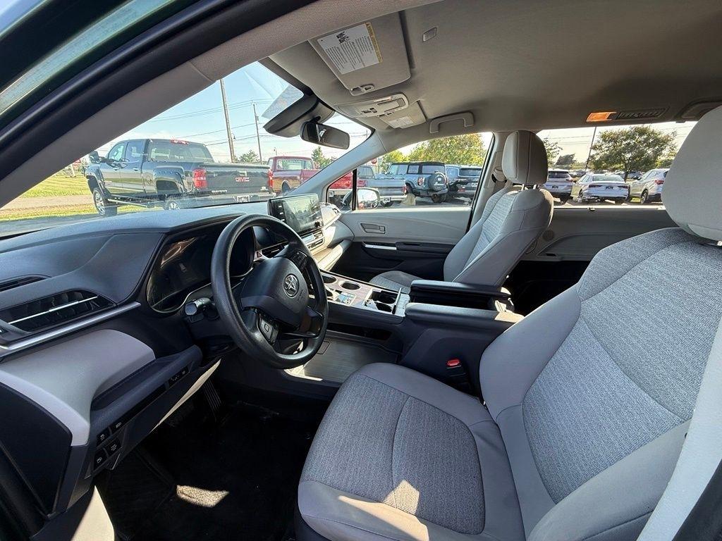 Toyota Sienna LE 8-Passenger 2023