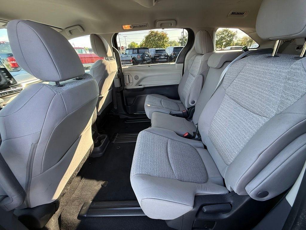 Toyota Sienna LE 8-Passenger 2023