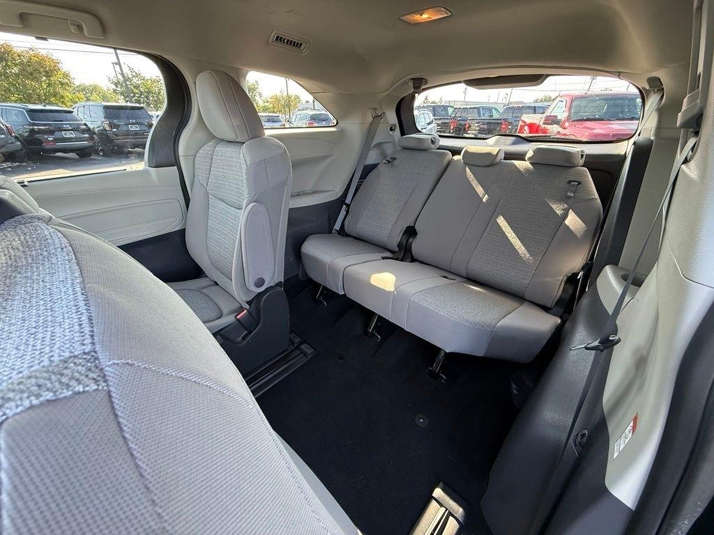 Toyota Sienna LE 8-Passenger 2023