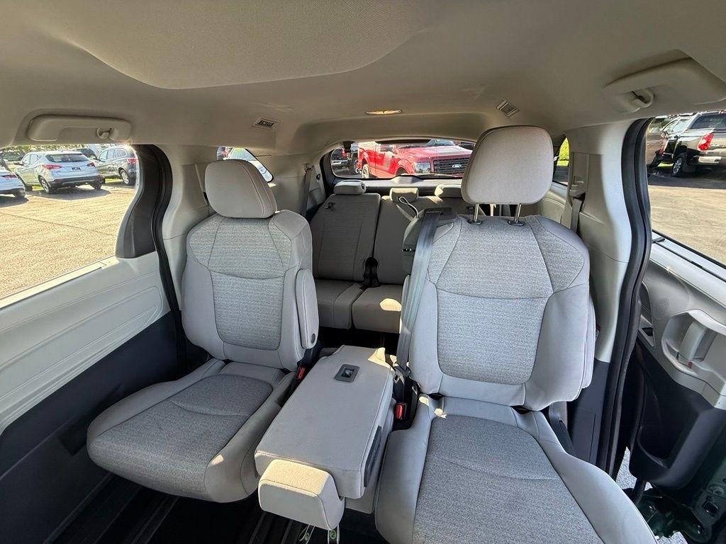 Toyota Sienna LE 8-Passenger 2023