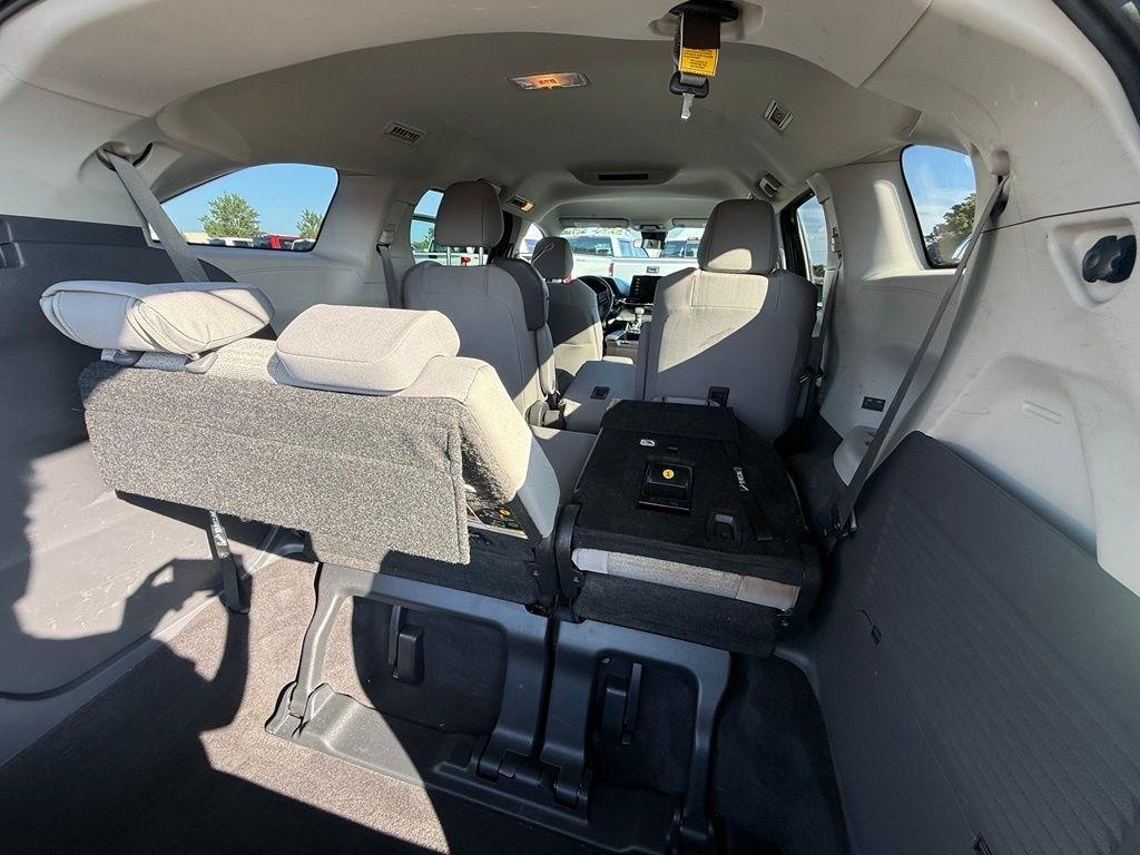 Toyota Sienna LE 8-Passenger 2023