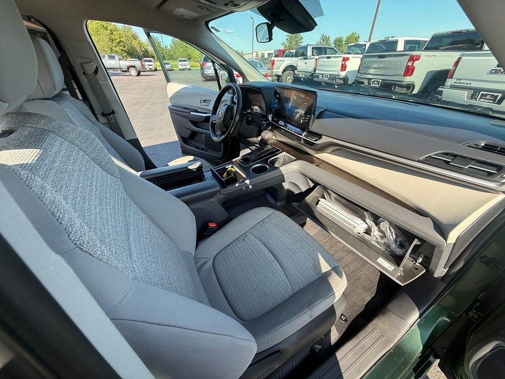 Toyota Sienna LE 8-Passenger 2023