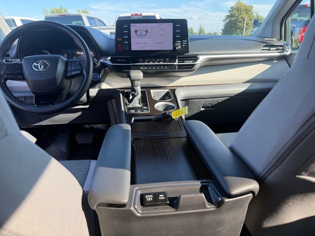 Toyota Sienna LE 8-Passenger 2023