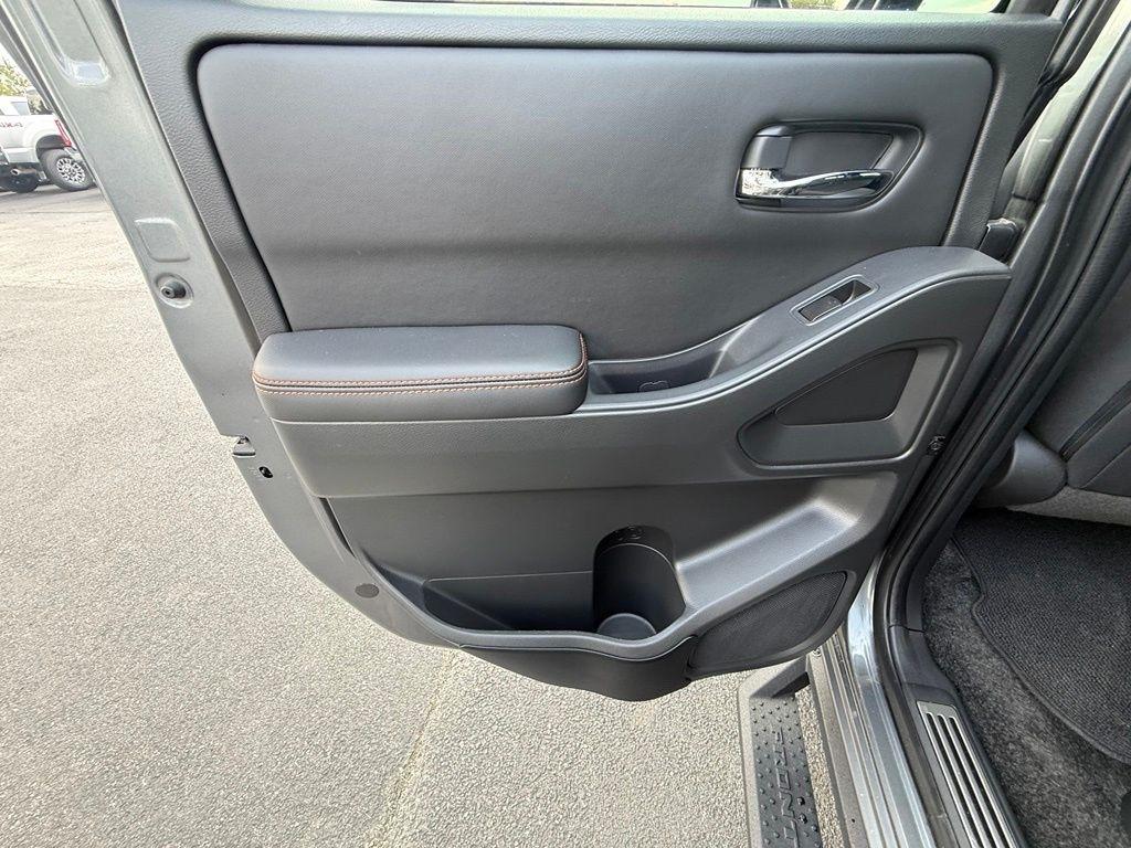 Nissan Frontier PRO-4X Crew Cab 4WD 2023