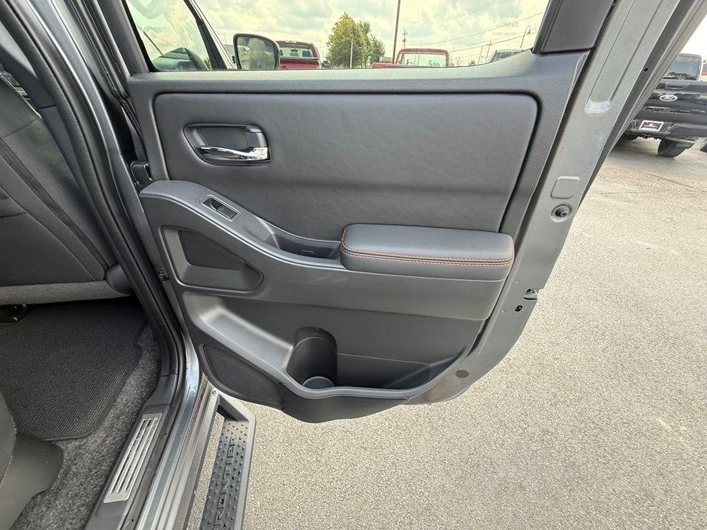 Nissan Frontier PRO-4X Crew Cab 4WD 2023