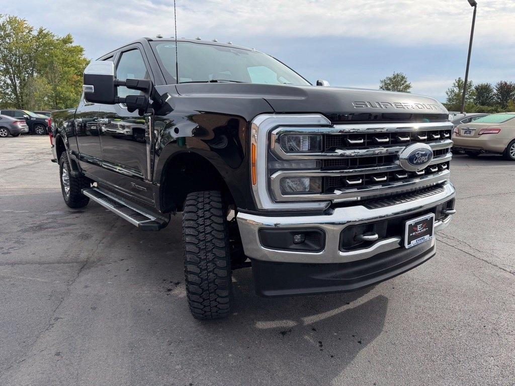 Ford F-350 SD Lariat Crew Cab 4WD DRW 2023