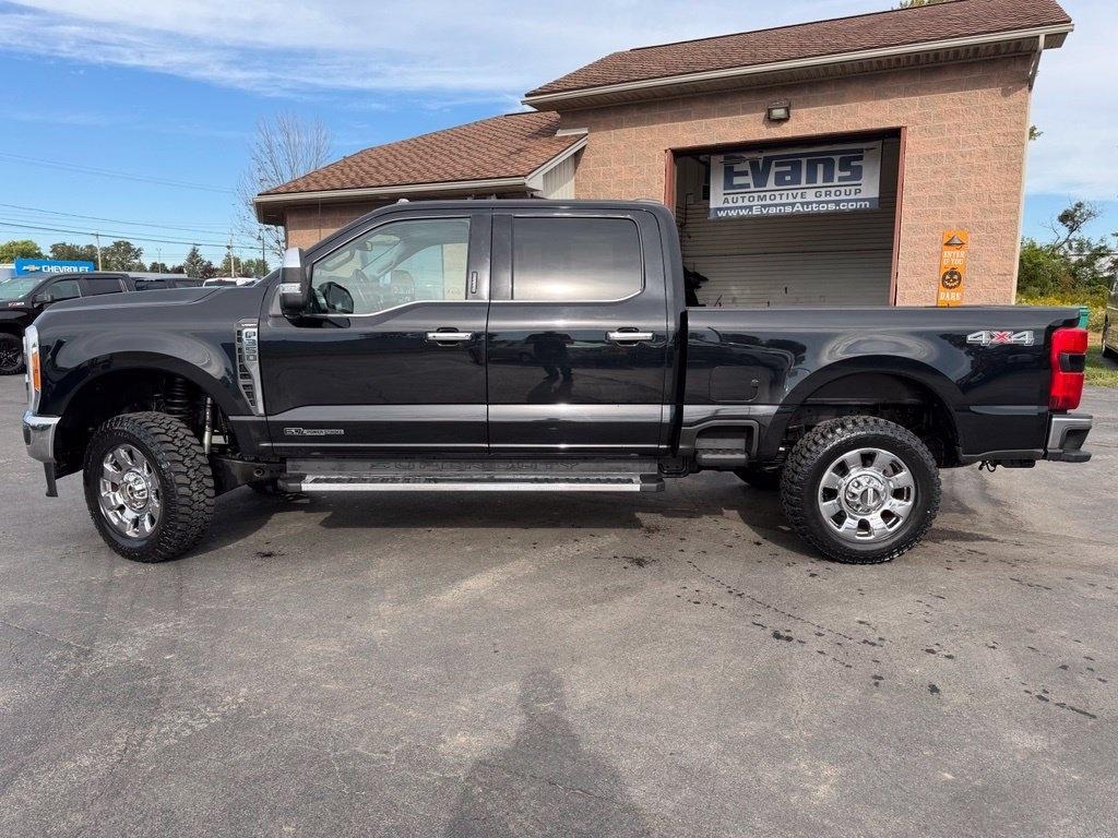 Ford F-350 SD Lariat Crew Cab 4WD DRW 2023