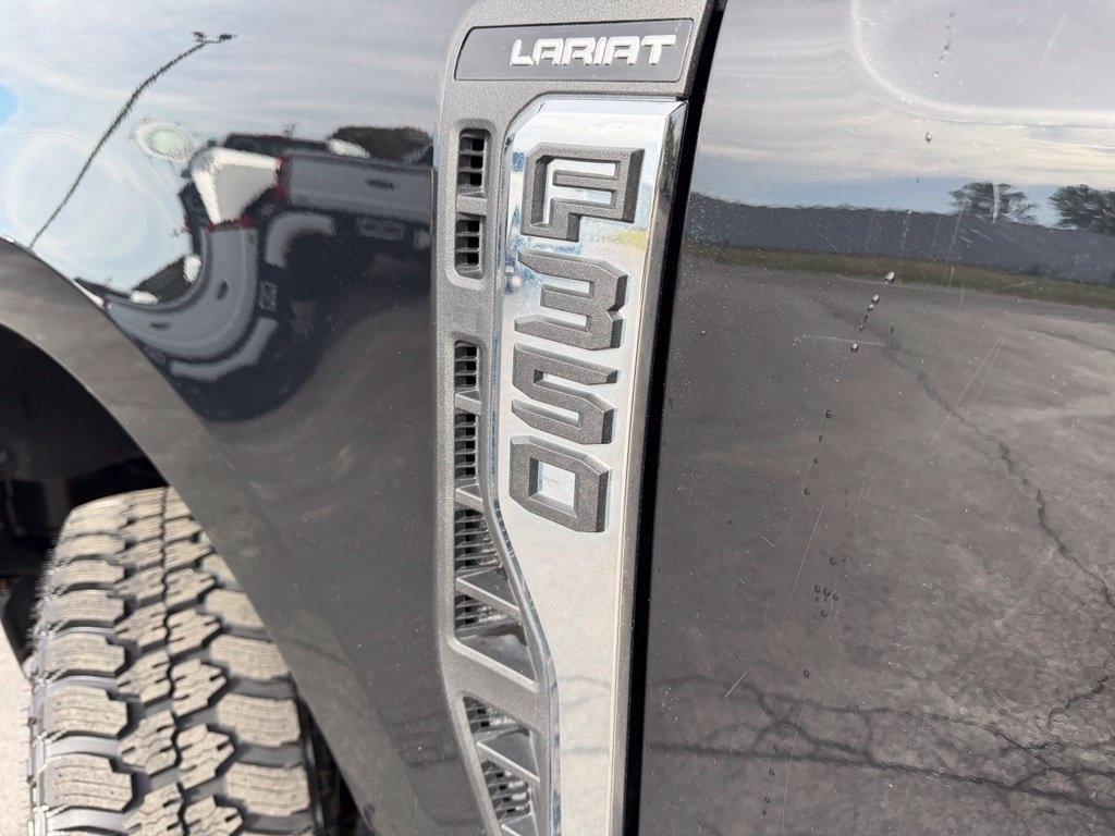Ford F-350 SD Lariat Crew Cab 4WD DRW 2023