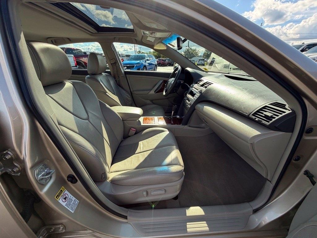 Toyota Camry XLE V6 6-Spd AT 2010