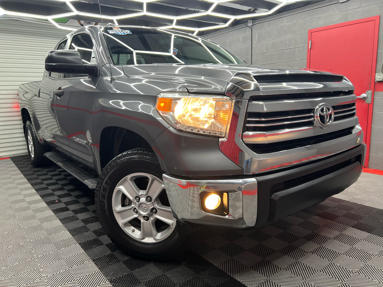 Toyota Tundra SR5 4.6L V8 Double Cab 2WD 2017 Toyota Tundra SR5 4.6L V8 Double Cab 2WD 2017