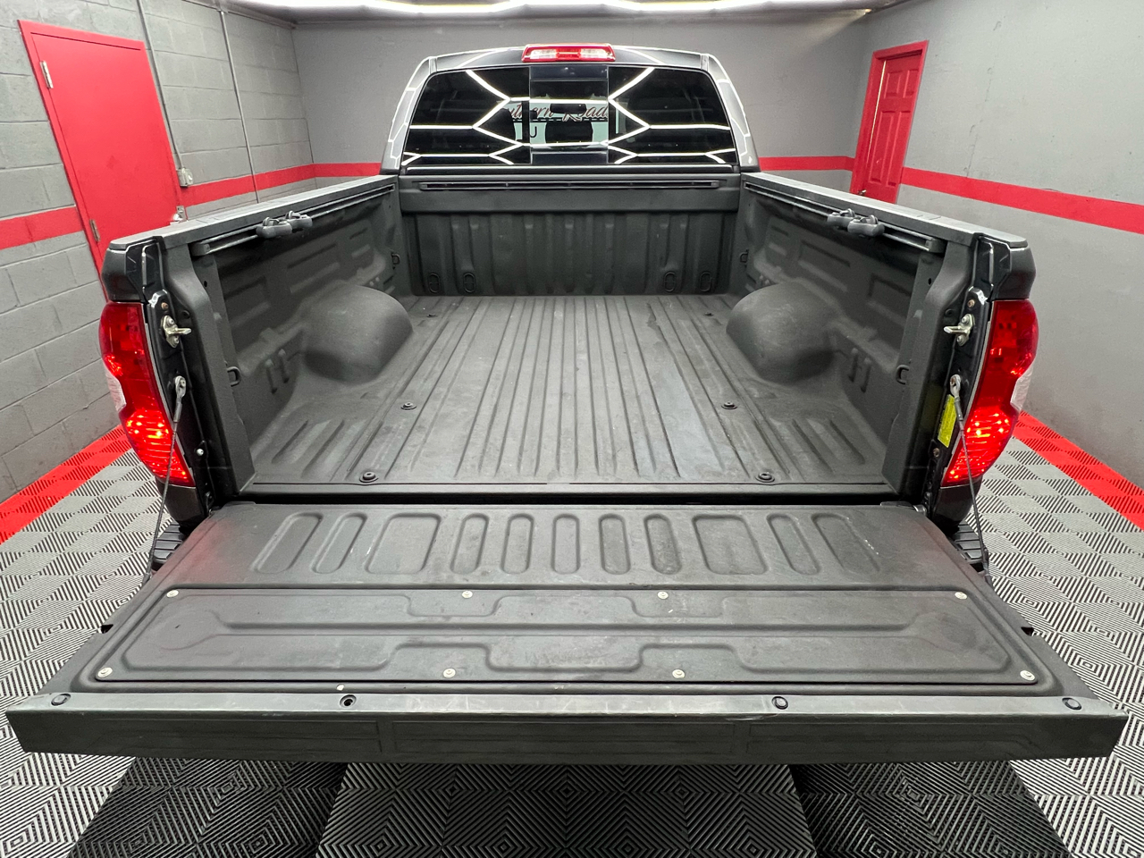Toyota Tundra SR5 4.6L V8 Double Cab 2WD 2017 Toyota Tundra SR5 4.6L V8 Double Cab 2WD 2017
