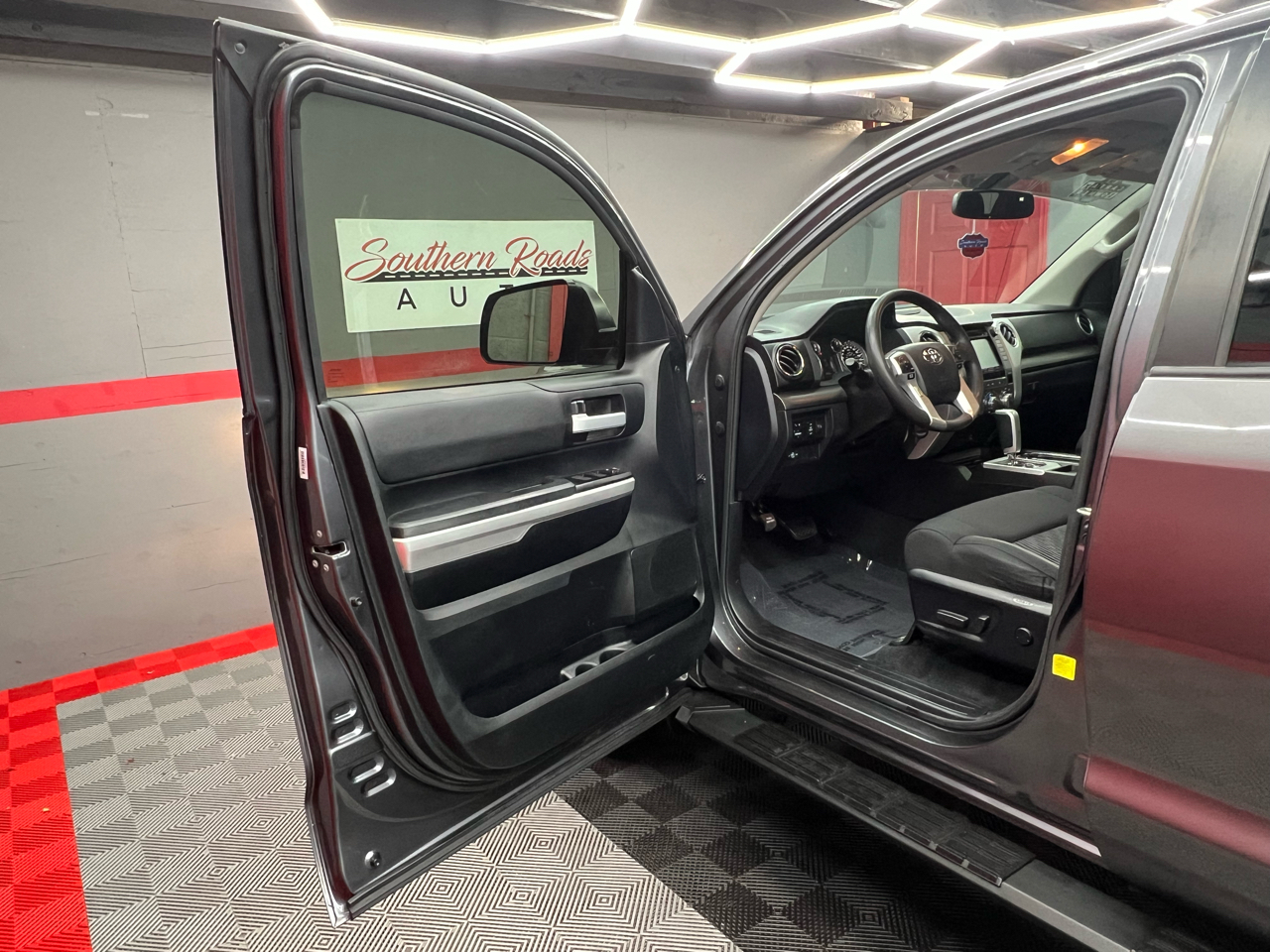 Toyota Tundra SR5 4.6L V8 Double Cab 2WD 2017 Toyota Tundra SR5 4.6L V8 Double Cab 2WD 2017