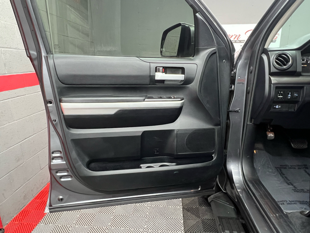 Toyota Tundra SR5 4.6L V8 Double Cab 2WD 2017 Toyota Tundra SR5 4.6L V8 Double Cab 2WD 2017