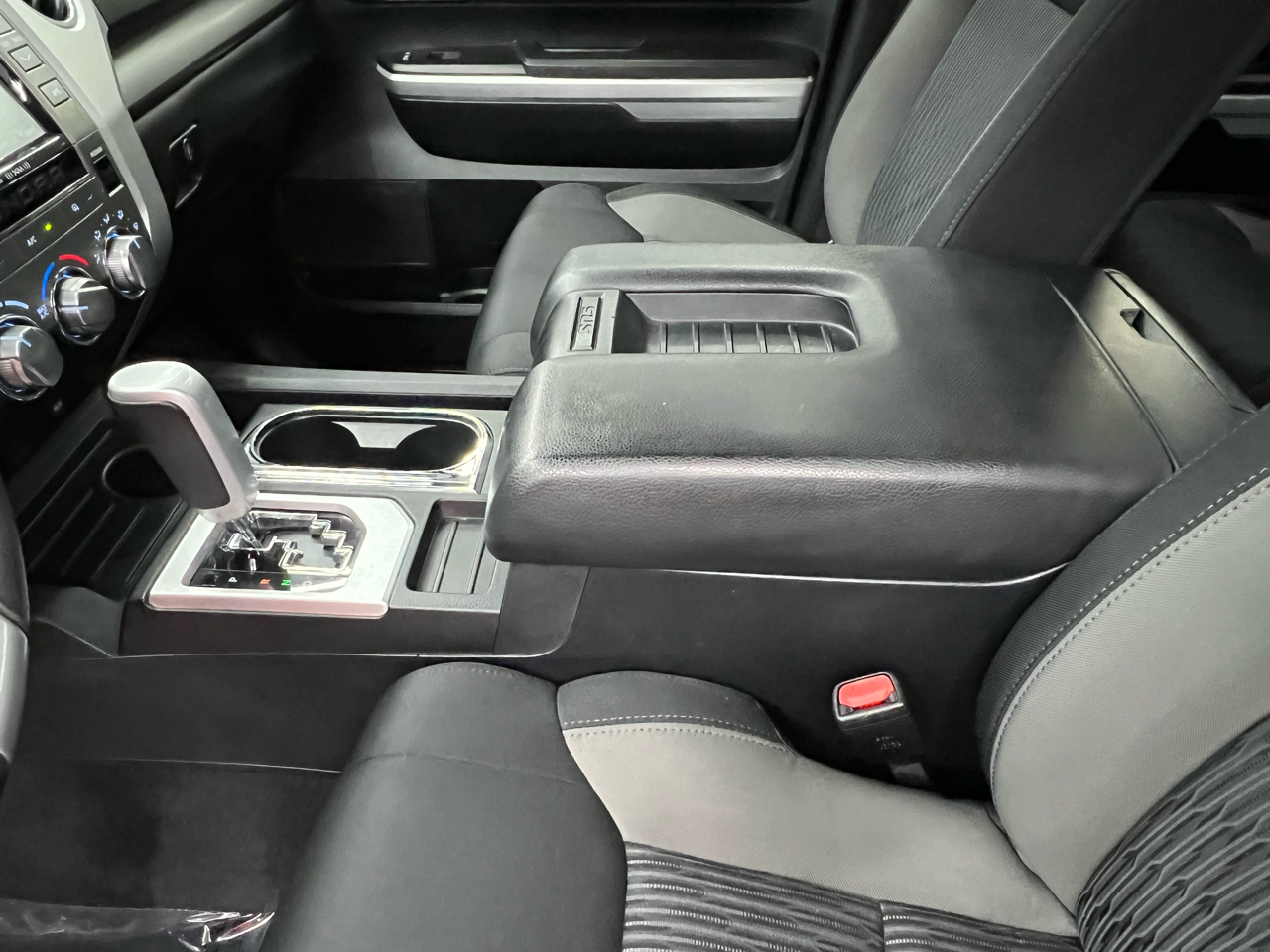 Toyota Tundra SR5 4.6L V8 Double Cab 2WD 2017 Toyota Tundra SR5 4.6L V8 Double Cab 2WD 2017