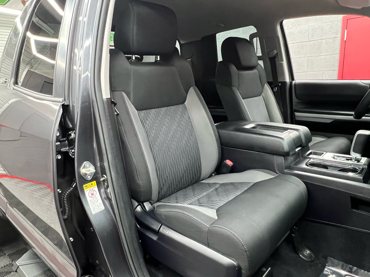 Toyota Tundra SR5 4.6L V8 Double Cab 2WD 2017 Toyota Tundra SR5 4.6L V8 Double Cab 2WD 2017