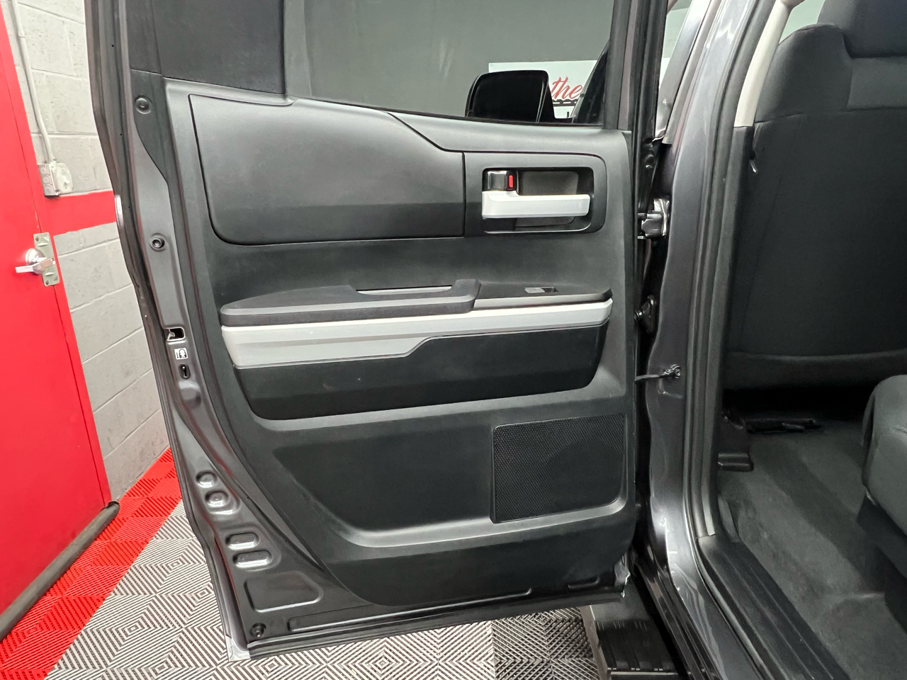 Toyota Tundra SR5 4.6L V8 Double Cab 2WD 2017 Toyota Tundra SR5 4.6L V8 Double Cab 2WD 2017