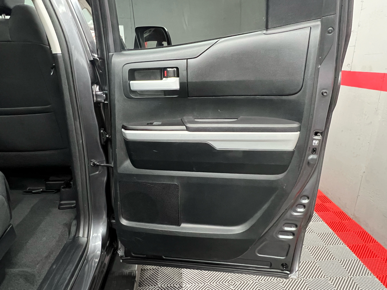 Toyota Tundra SR5 4.6L V8 Double Cab 2WD 2017 Toyota Tundra SR5 4.6L V8 Double Cab 2WD 2017