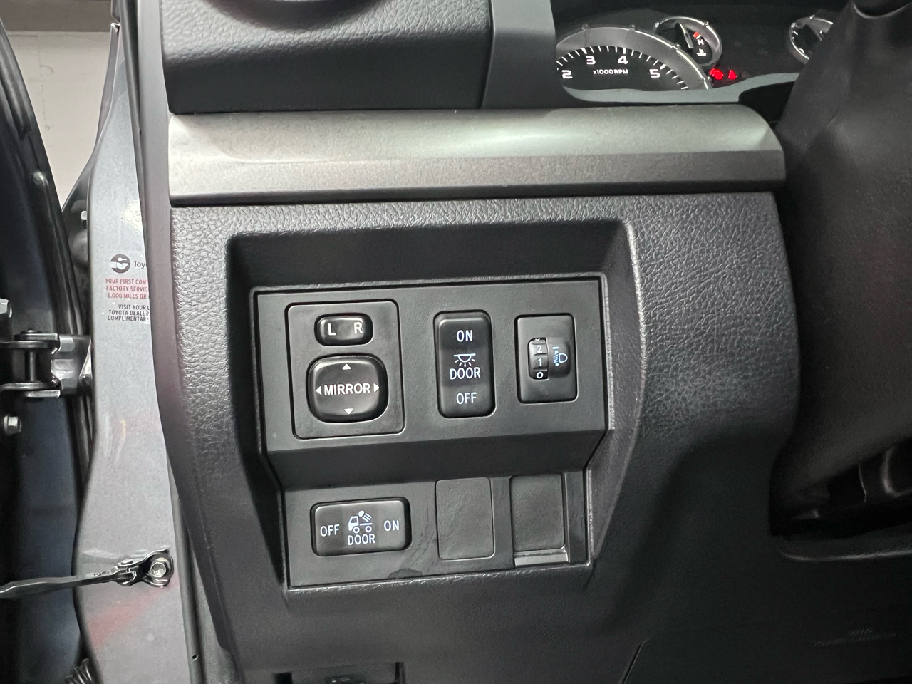 Toyota Tundra SR5 4.6L V8 Double Cab 2WD 2017 Toyota Tundra SR5 4.6L V8 Double Cab 2WD 2017