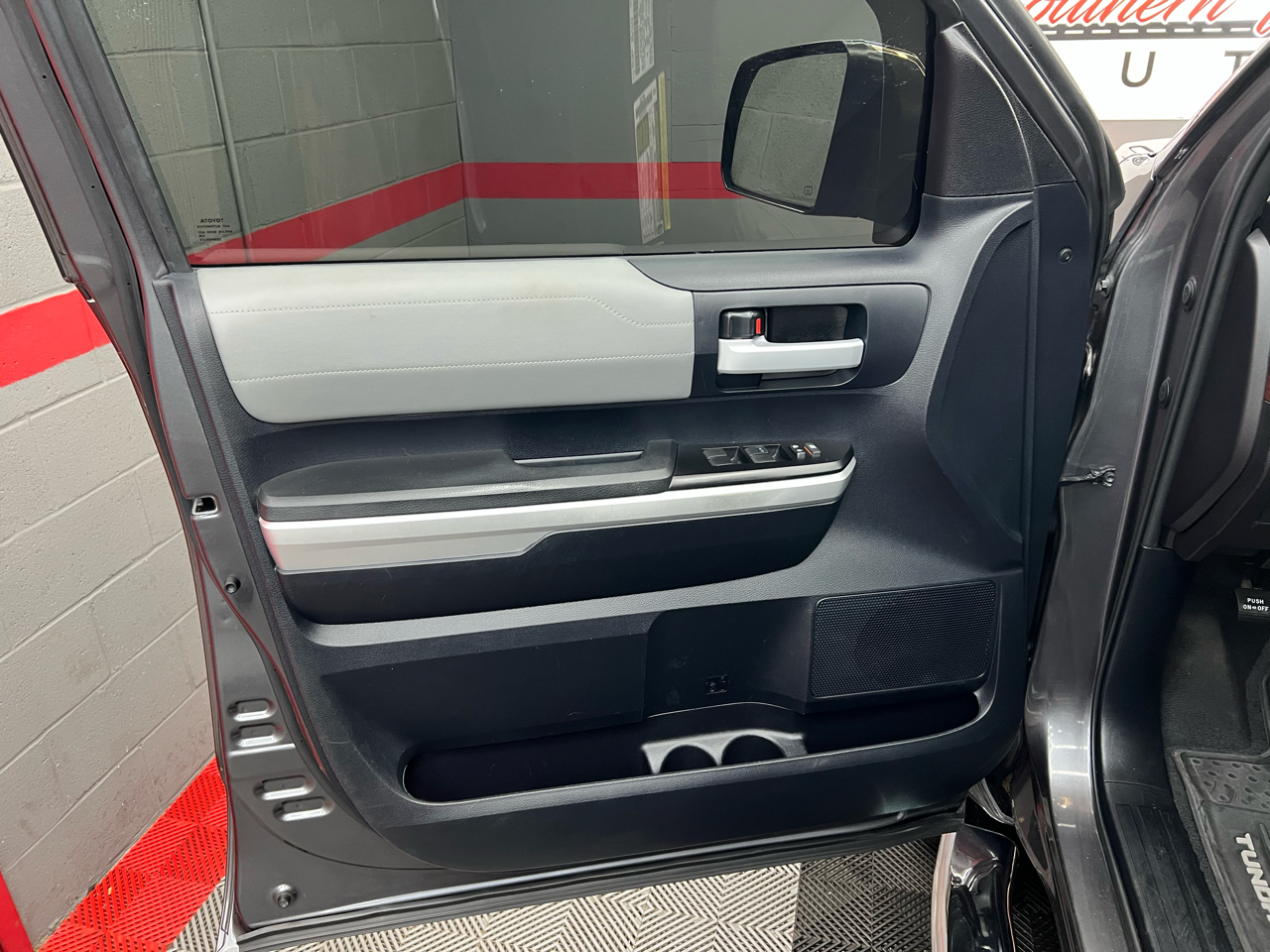 Toyota Tundra Limited 5.7L FFV CrewMax 4WD 2015