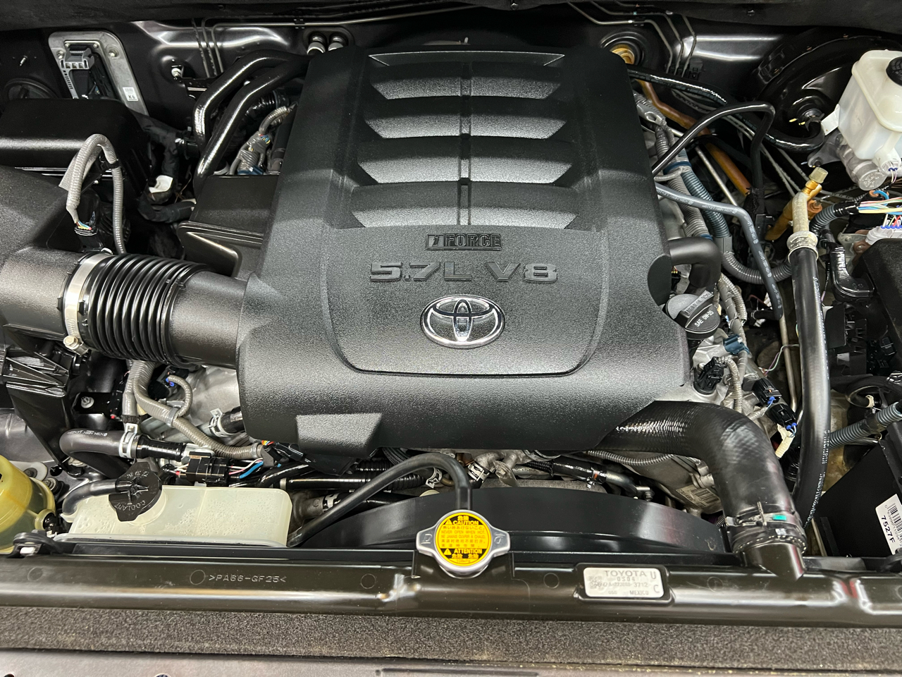 Toyota Tundra Limited 5.7L FFV CrewMax 4WD 2015