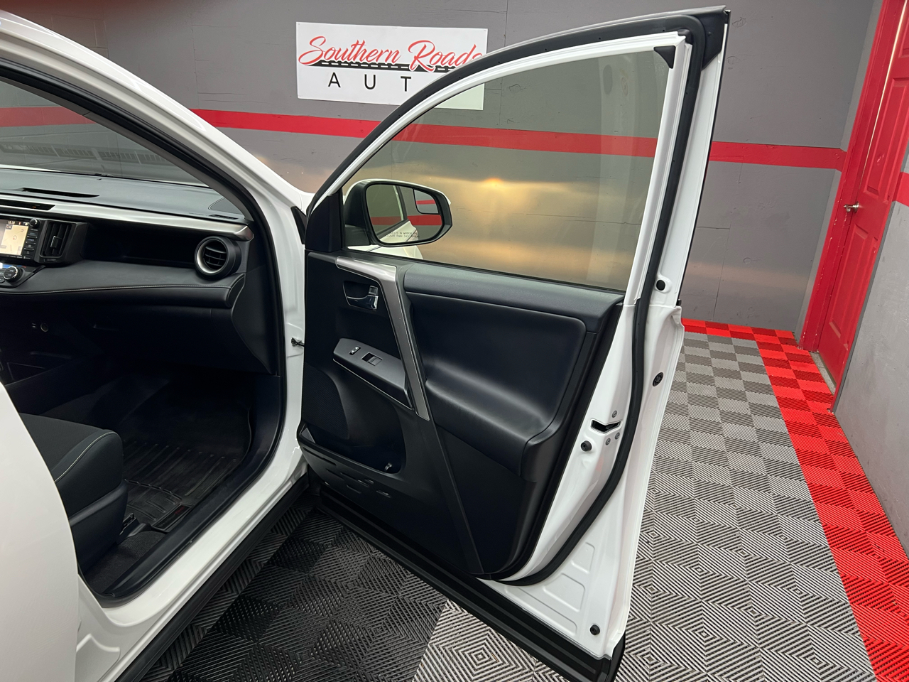 Toyota RAV4 XLE FWD 2016