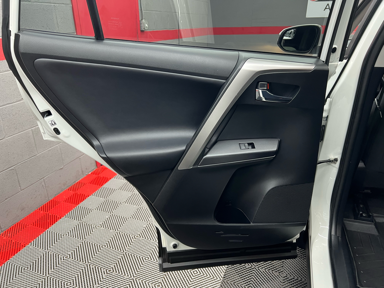 Toyota RAV4 XLE FWD 2016