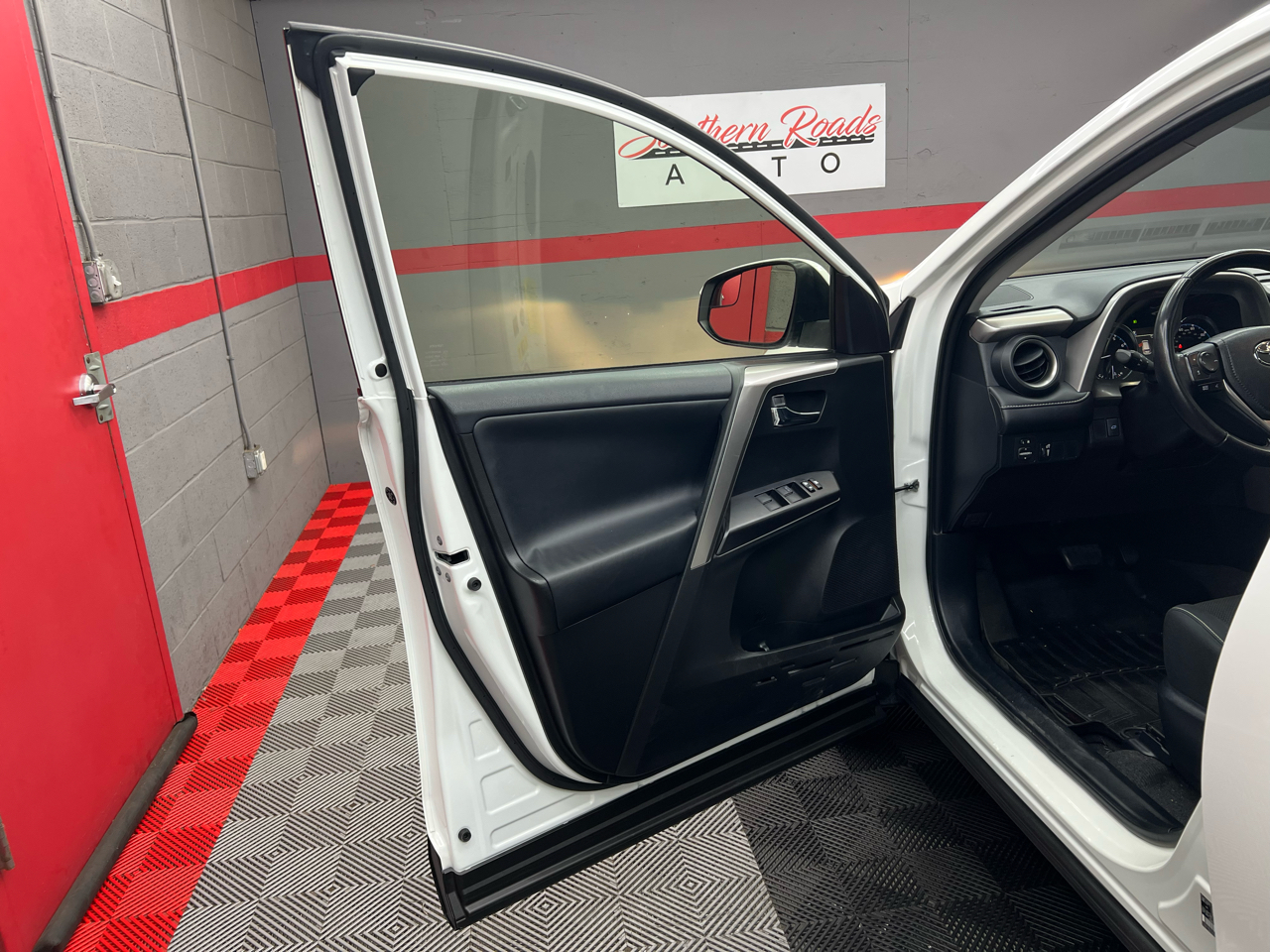 Toyota RAV4 XLE FWD 2016