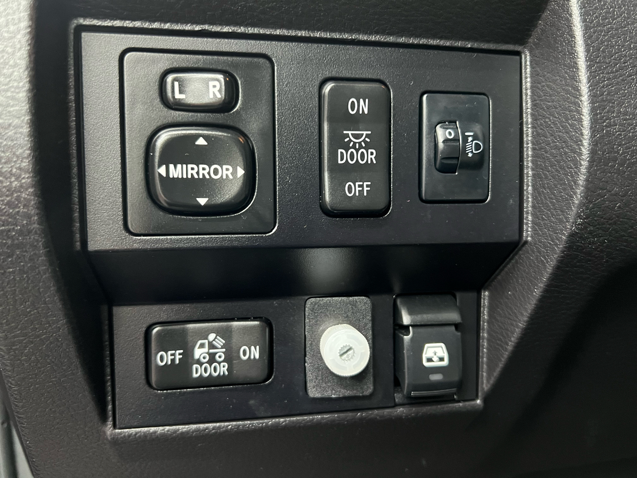 Toyota Tundra SR5 5.7L V8 CrewMax 4WD 2015