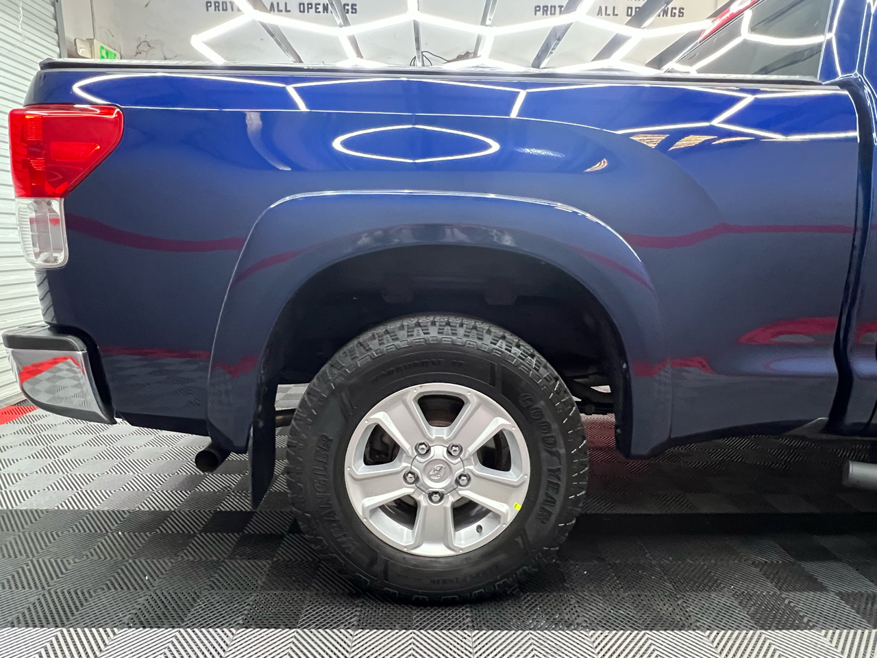 Toyota Tundra Tundra-Grade Double Cab 4.0L 2WD 2011