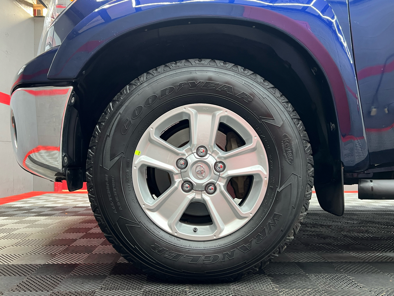 Toyota Tundra Tundra-Grade Double Cab 4.0L 2WD 2011