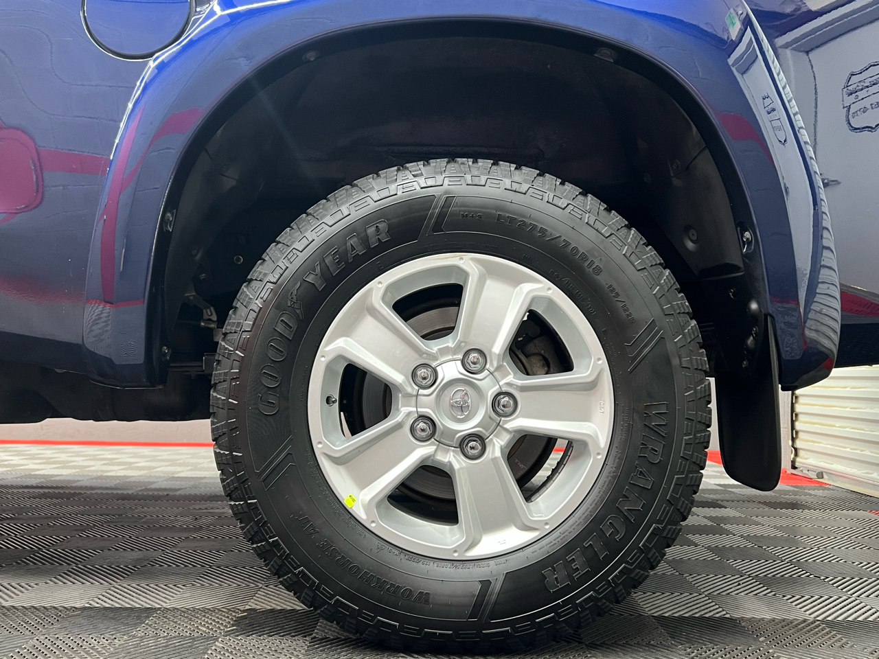 Toyota Tundra Tundra-Grade Double Cab 4.0L 2WD 2011