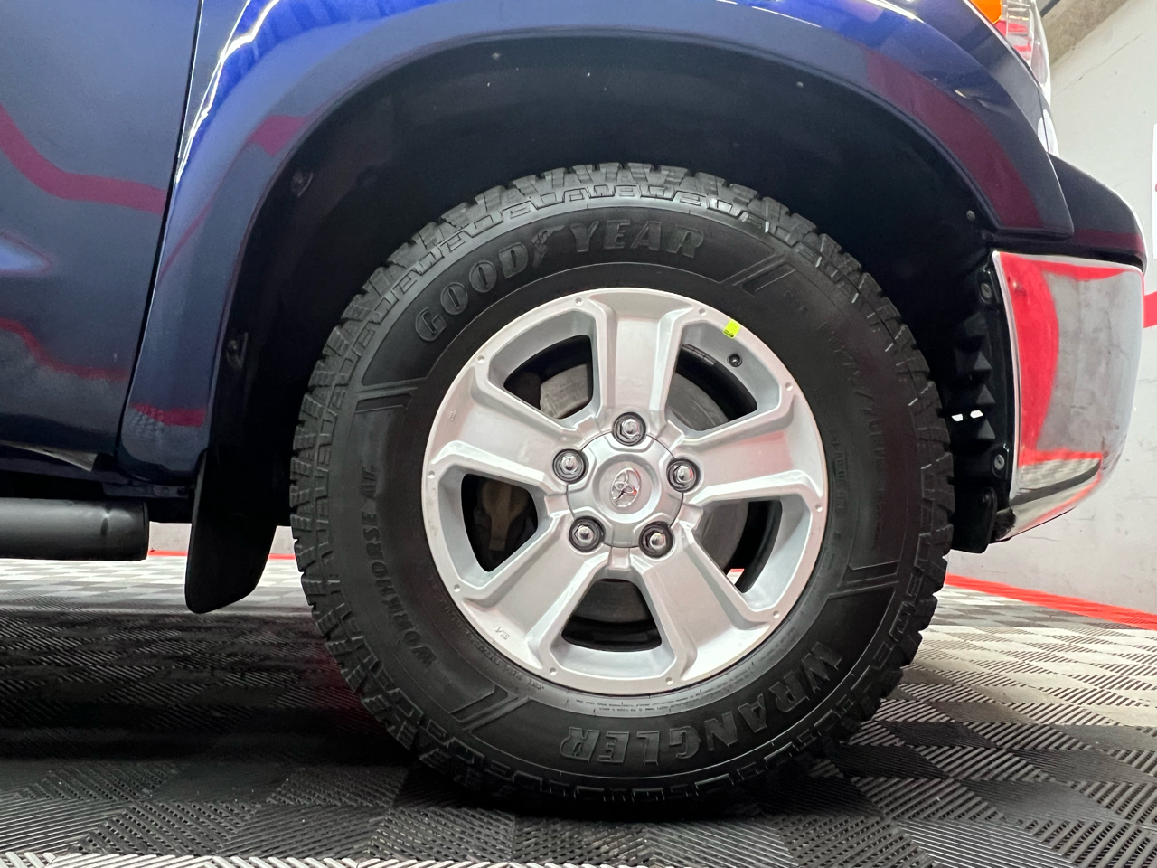 Toyota Tundra Tundra-Grade Double Cab 4.0L 2WD 2011