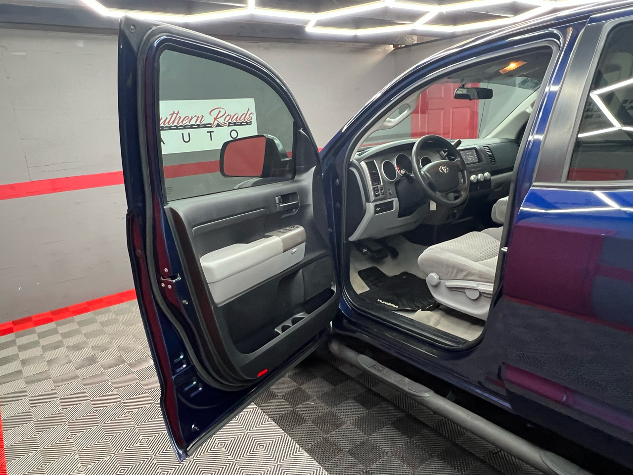 Toyota Tundra Tundra-Grade Double Cab 4.0L 2WD 2011