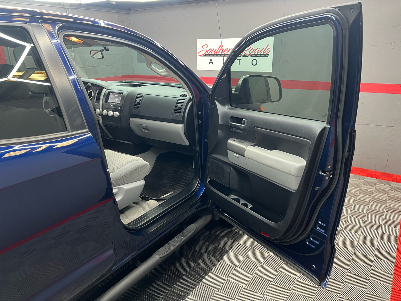 Toyota Tundra Tundra-Grade Double Cab 4.0L 2WD 2011