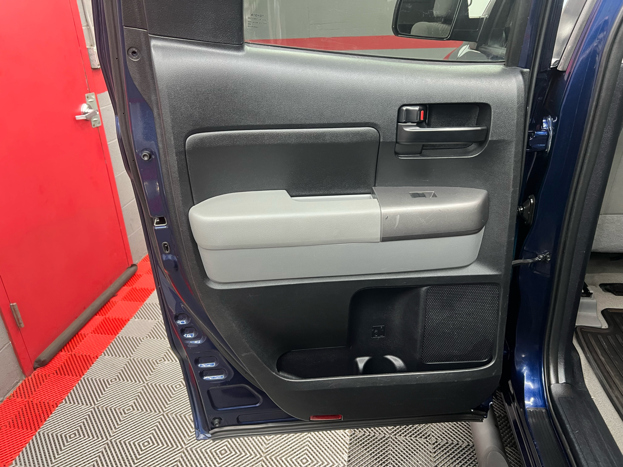 Toyota Tundra Tundra-Grade Double Cab 4.0L 2WD 2011