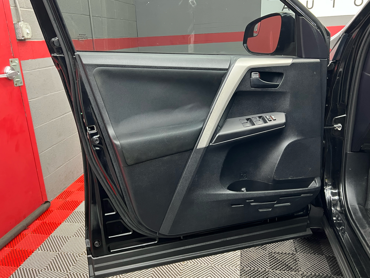 Toyota RAV4 LE FWD 2016