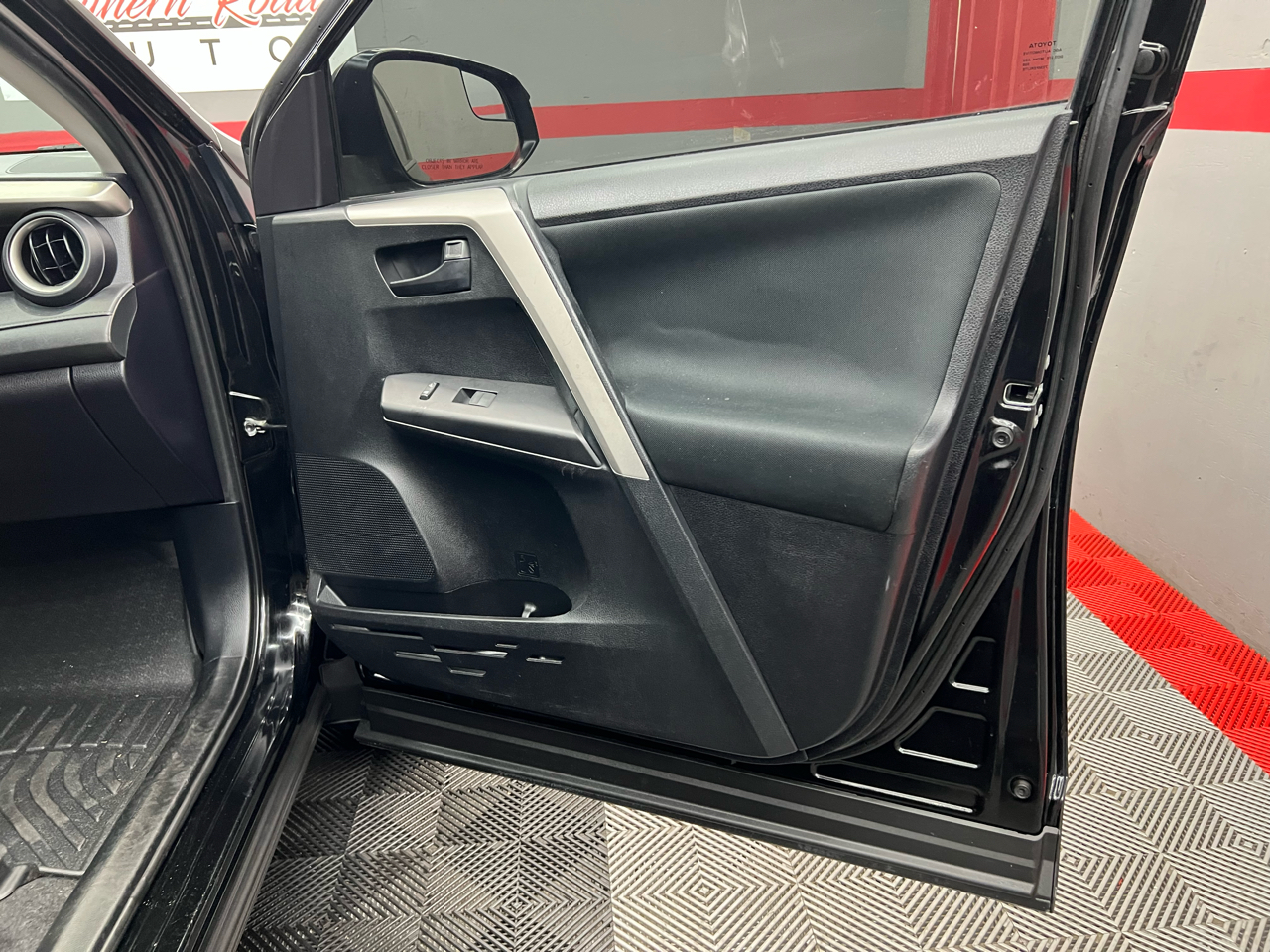 Toyota RAV4 LE FWD 2016