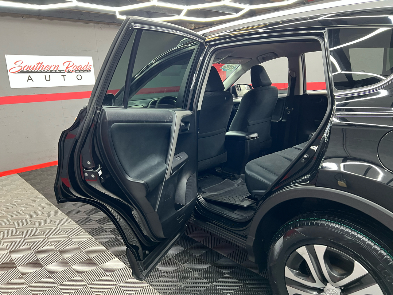 Toyota RAV4 LE FWD 2016