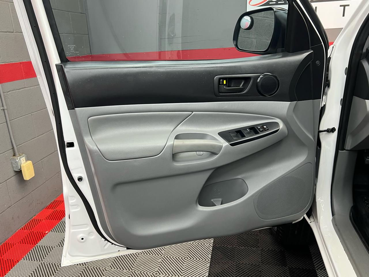 Toyota Tacoma PreRunner Double Cab Auto 2WD 2012