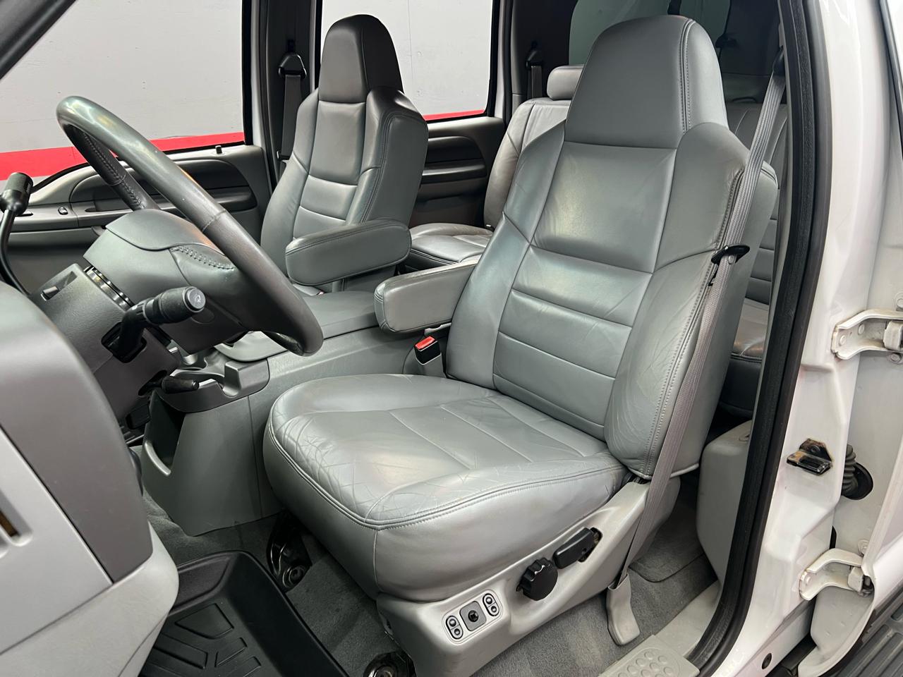 Ford Excursion XLT Premium 6.8L 2WD 2002