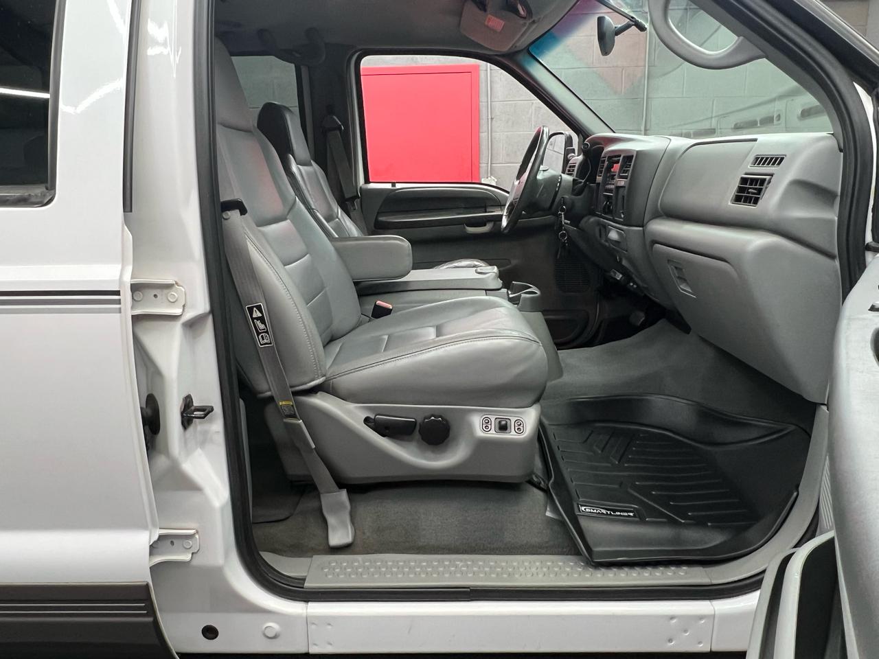 Ford Excursion XLT Premium 6.8L 2WD 2002