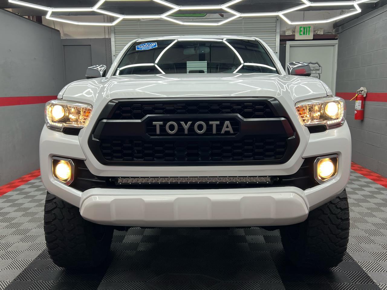 Toyota Tacoma Limited Double Cab V6 6AT 4WD 2017