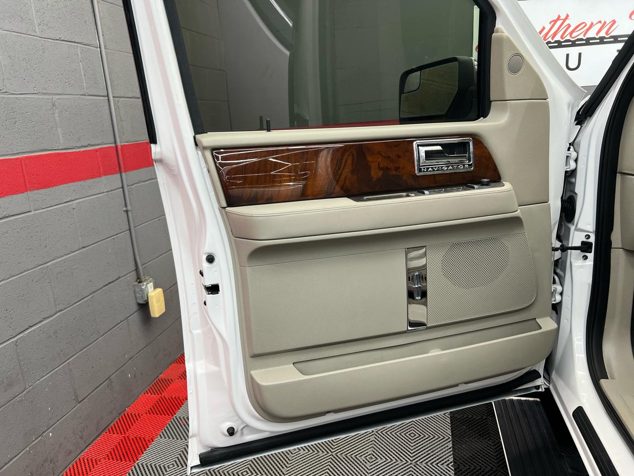 Lincoln Navigator L 2WD 2012