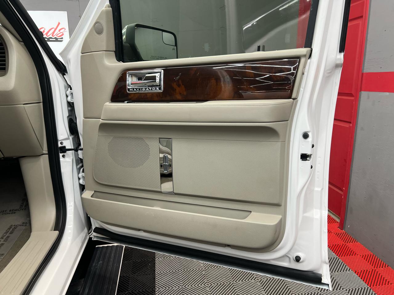 Lincoln Navigator L 2WD 2012