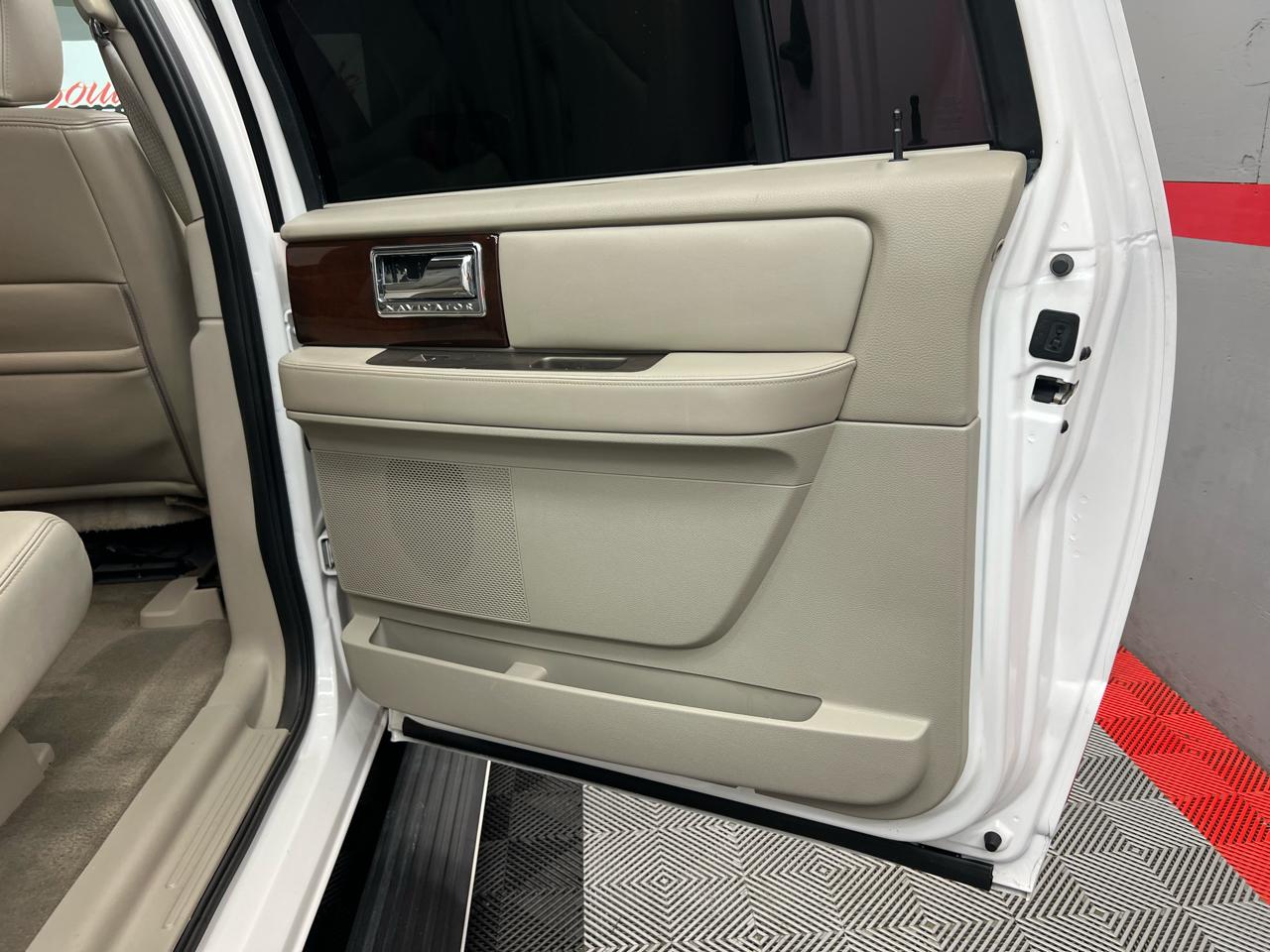 Lincoln Navigator L 2WD 2012