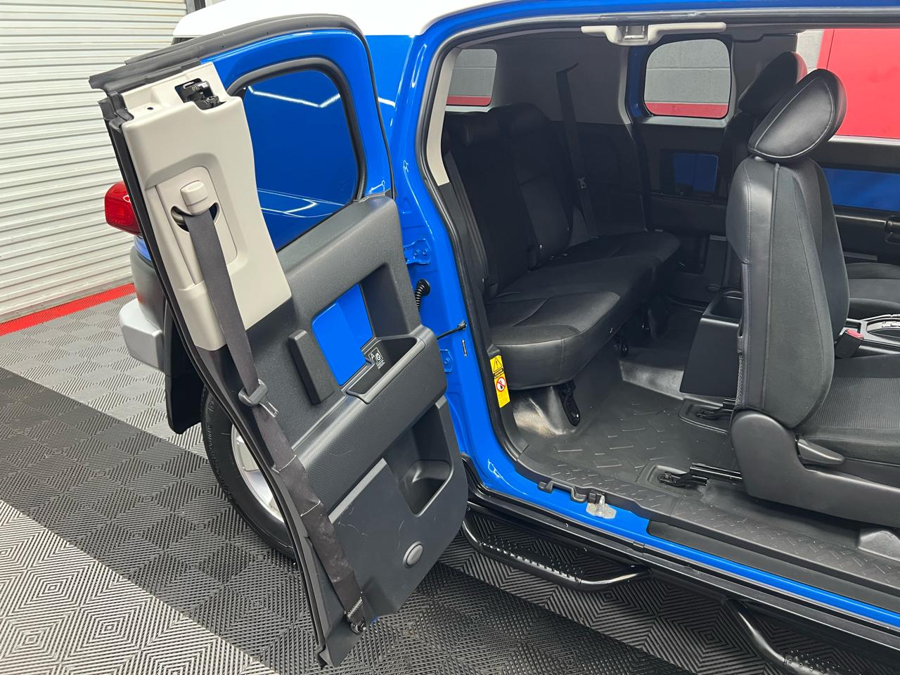 Toyota FJ Cruiser 4D SUV RWD 2007